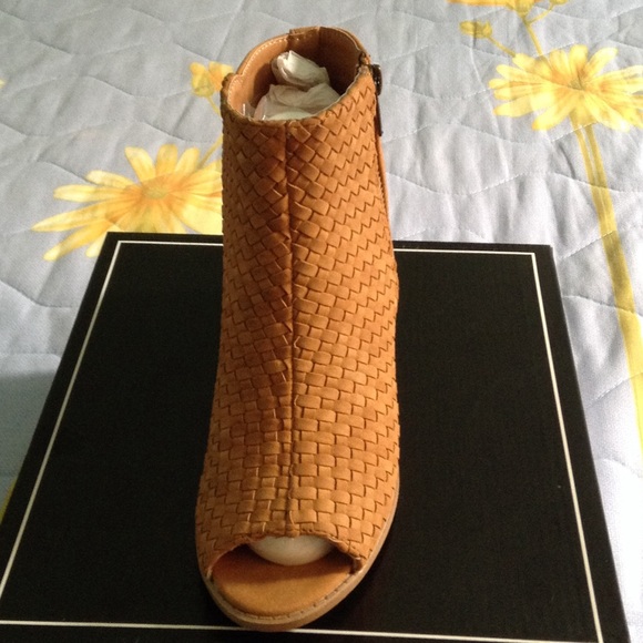 🎉Host Pick 🎉 Tan braided bootie