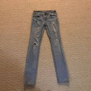 American Eagle ripped light wash jeans