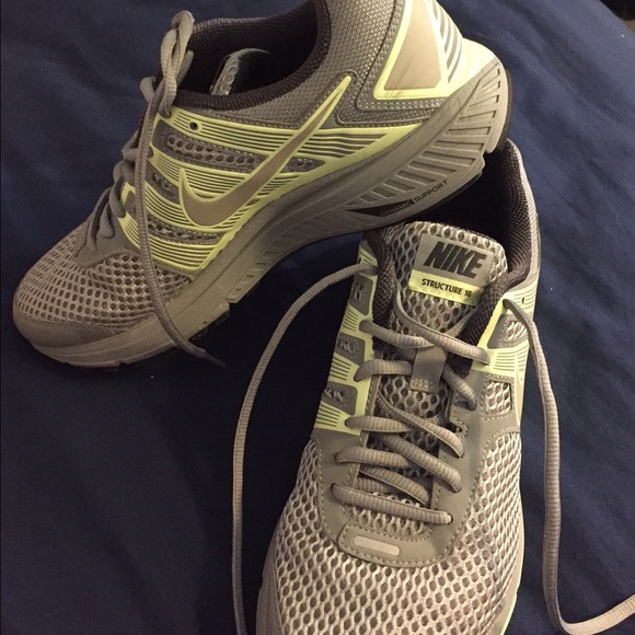 Nike Structure 16 - Size 9