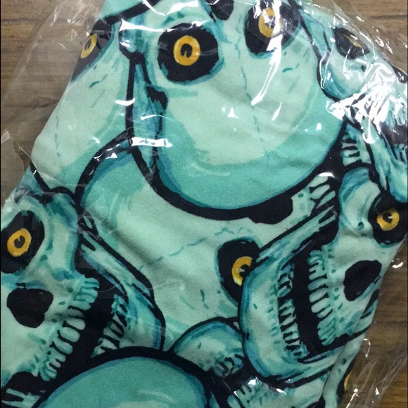 OS NWT SKULLS