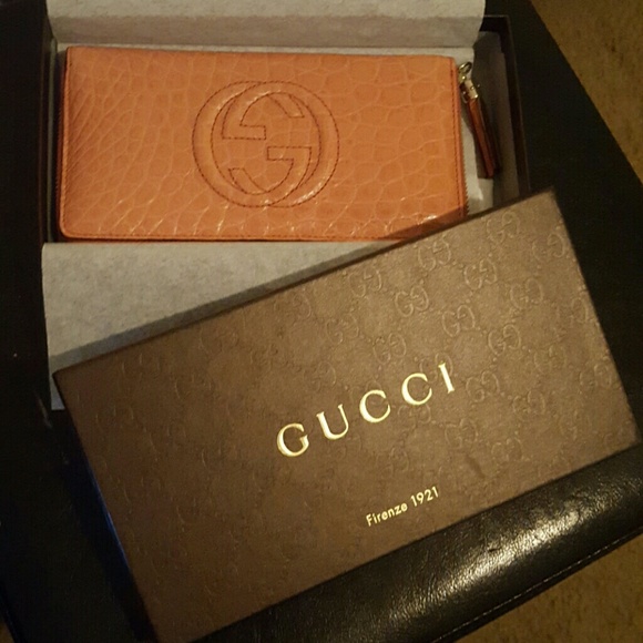 Gucci Peach Soho Alligator Zip Around Clutch - Picture 1 of 1