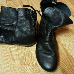 Born booties with tiebacks excellent condition