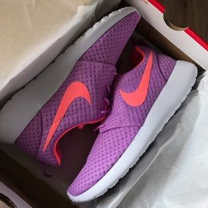 *Never worn* Women's Nike Roshe Runs 8.5