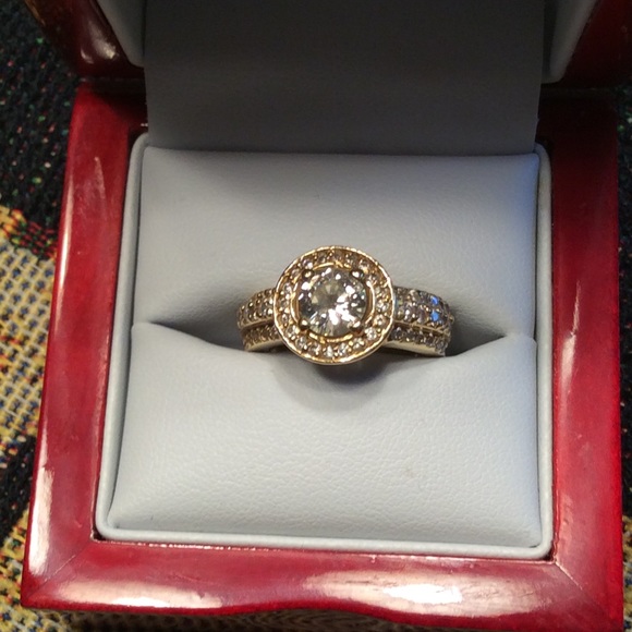 18 K diamond halo ring size 5 1/2 - Picture 3 of 10