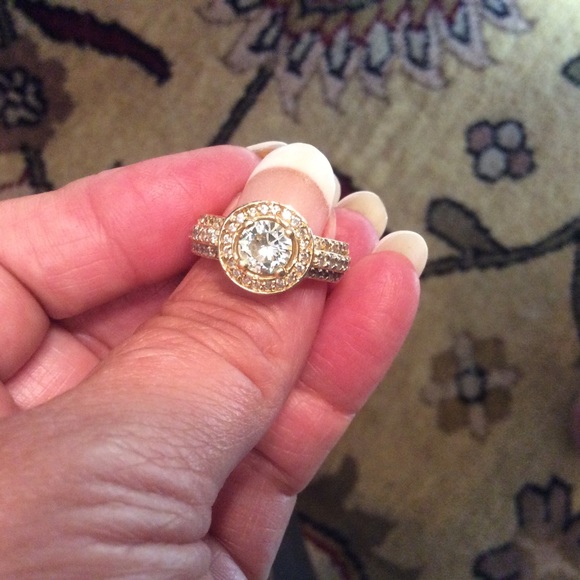 18 K diamond halo ring size 5 1/2 - Picture 4 of 10
