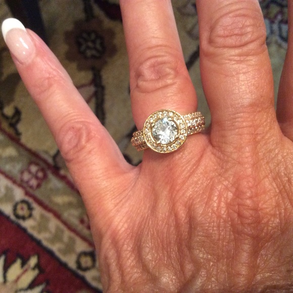 18 K diamond halo ring size 5 1/2 - Picture 5 of 10