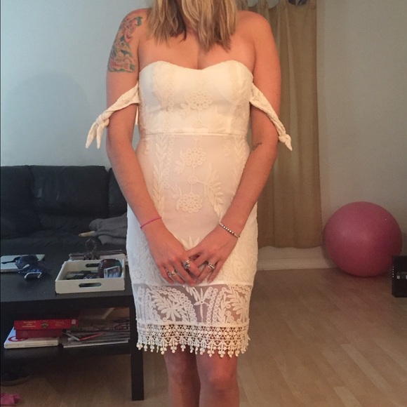 Line and dot white lace Aura tube dress - Picture 3 of 3