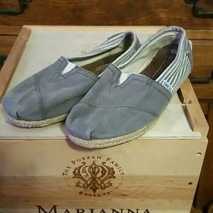 Gray toms