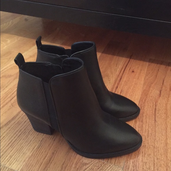 Vince camuto micaley almond toe bootie - Picture 3 of 3