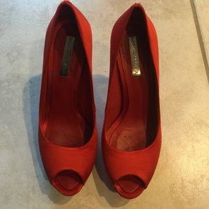 Lightly worn BCBG Maxazria red platform 7.5