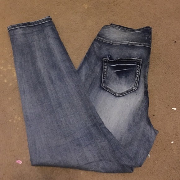 Fitted blue jeans