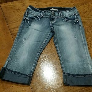 No Boundaries Capri Jeans. Size 13.