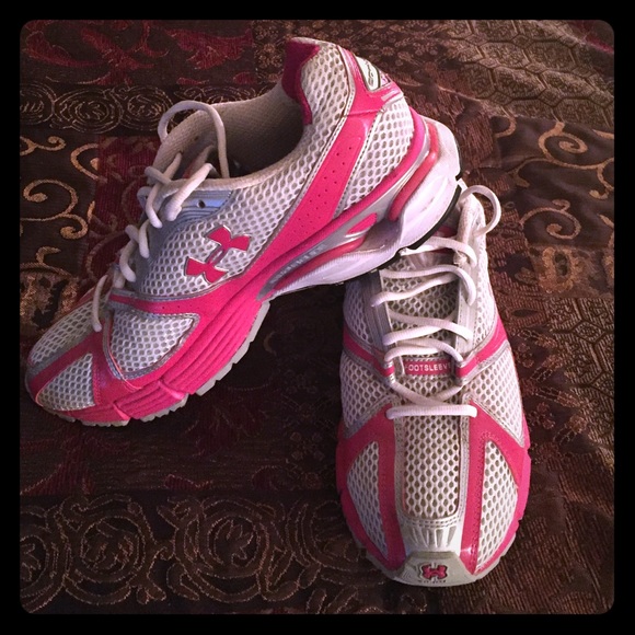 Gently worn women's Under Armour tennis shoes.