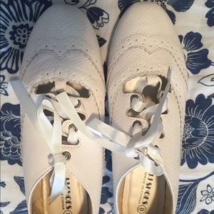 White ribbon tied oxfords, New, never worn
