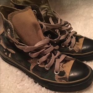 Camouflage hightop converse