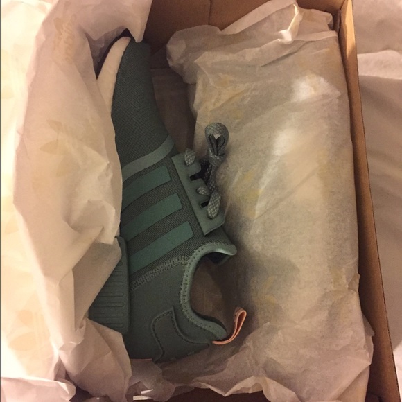 SOLD ON Ⓜ️ NWT ADIDAS NMD R1 size 7 - Picture 2 of 4