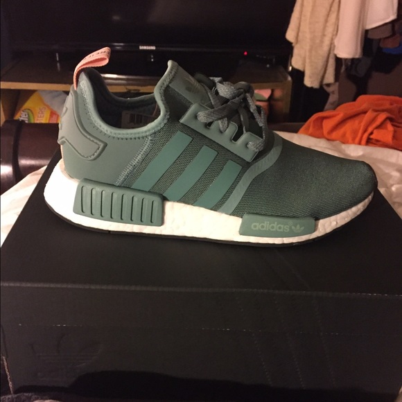 SOLD ON Ⓜ️ NWT ADIDAS NMD R1 size 7 - Picture 3 of 4