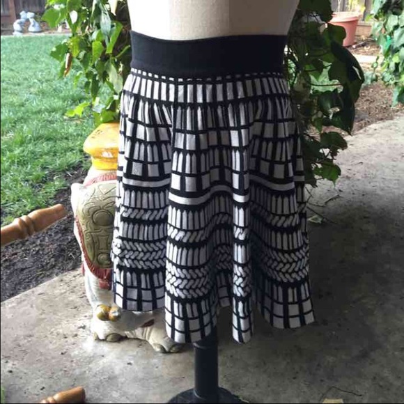 Forever 21 Dresses & Skirts - Cute Black & White Geometric Knit Skirt