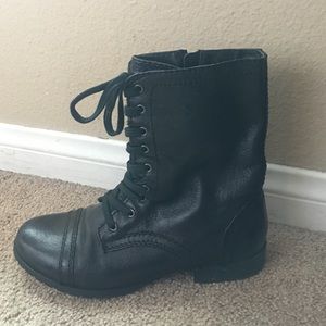 Black leather Nine West boots