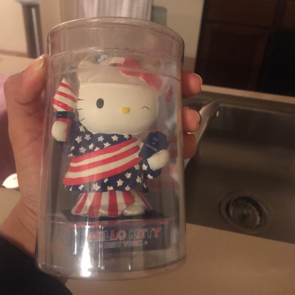 New York hello kitty figurine