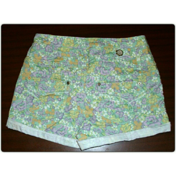 🆑HIGH WAISTED FLOWER SHORTS - Picture 2 of 4