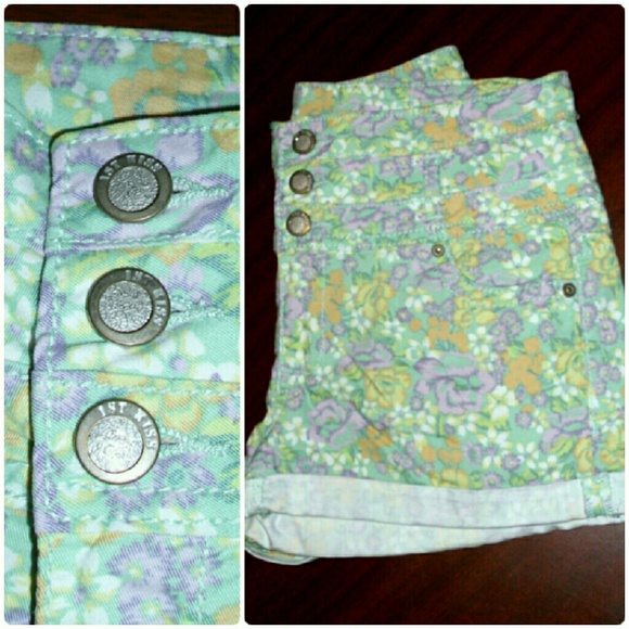 🆑HIGH WAISTED FLOWER SHORTS - Picture 3 of 4