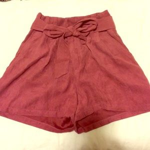High waisted shorts with belt and pockets