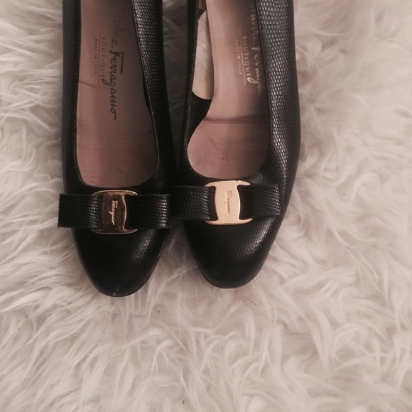 SOLD Salvatore Feragamo Vara Pumps - Picture 2 of 4