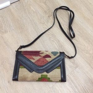 Clutch wallet with removable crossbody straps
