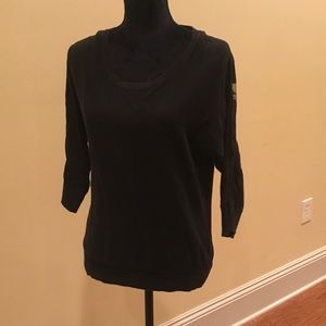 Mid sleeve black top