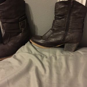 Zip up brown boots