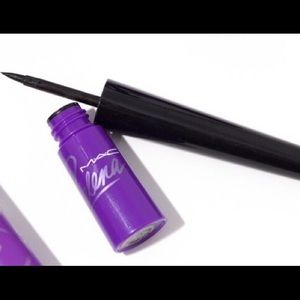 Selena MAC cosmetics LIMITED EDITION eye liner