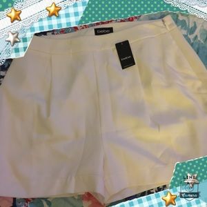 BEBE SINGLE PLEAT FRONT SHORT