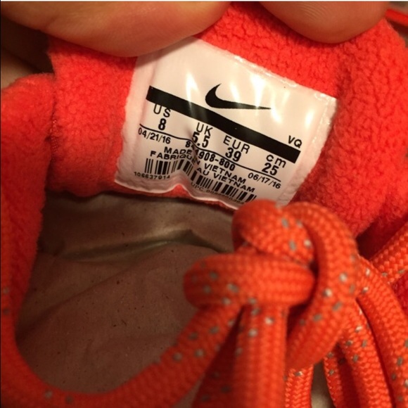 NIKE women's amber glow shoes Sz 8 new - Picture 2 of 3