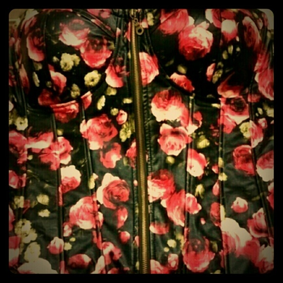 Flash sale!-Fun and flirty floral corset style top