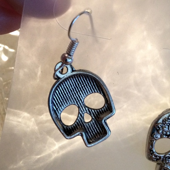 🛍💀 Silver Floral Calavera Sugar Skull Earrings - Picture 4 of 4