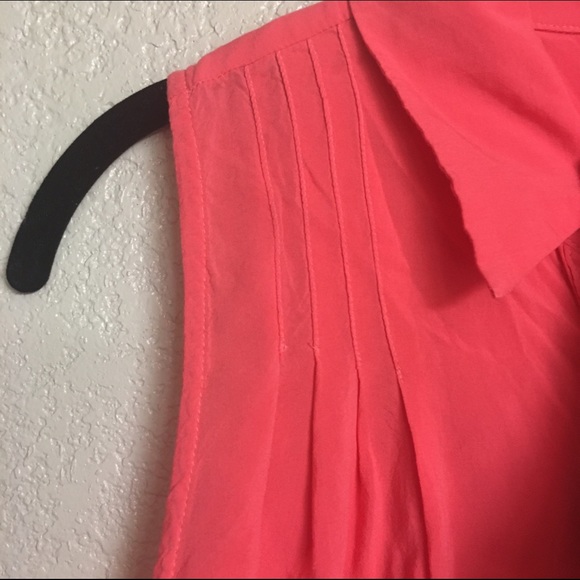 Coral Sleeveless Collared Button-down Tank (M) - Picture 3 of 4