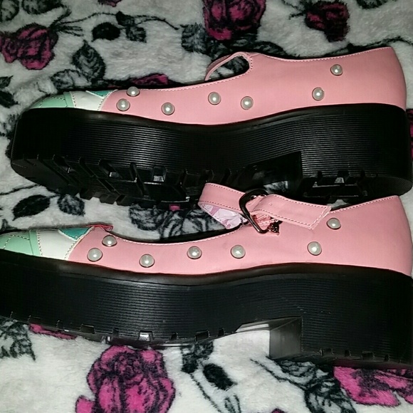 *SOLD on Merc* Brand New cupcake platforms - Picture 2 of 4