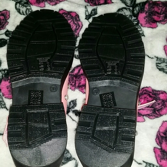 *SOLD on Merc* Brand New cupcake platforms - Picture 3 of 4