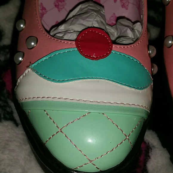 *SOLD on Merc* Brand New cupcake platforms - Picture 4 of 4