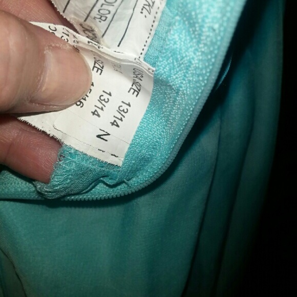 Halter style gown - Picture 4 of 4