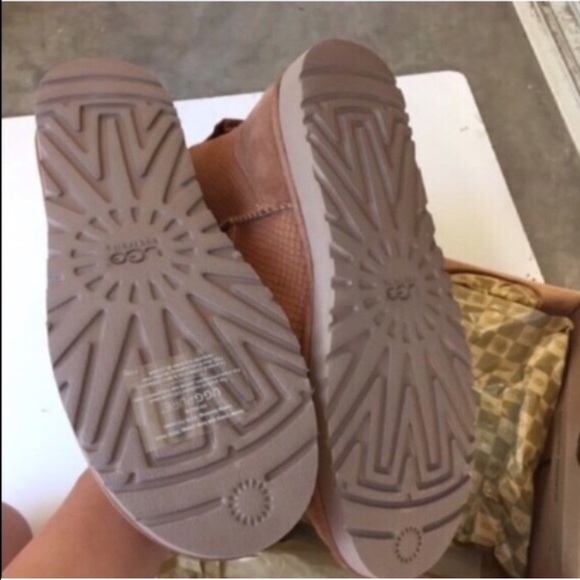 UGG authentic exotic scales mini boots Sz 7 new - Picture 2 of 4