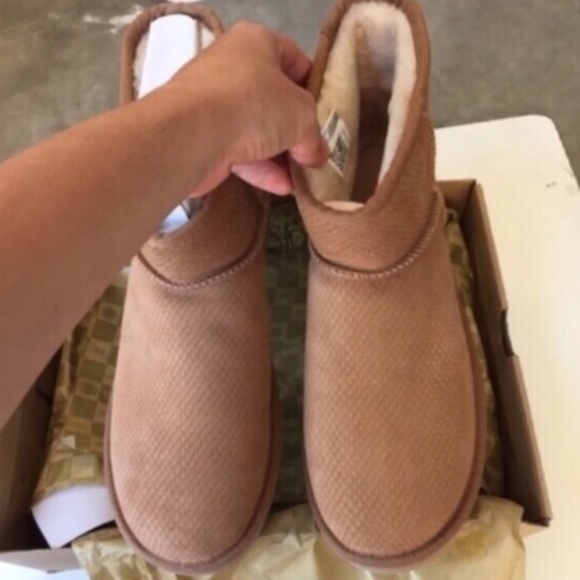 UGG authentic exotic scales mini boots Sz 7 new - Picture 3 of 4