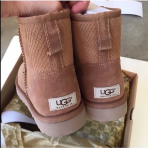 UGG authentic exotic scales mini boots Sz 7 new - Picture 4 of 4