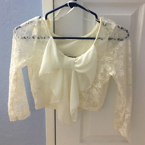 3/4 sleeve flower lace crop top - Picture 2 of 3