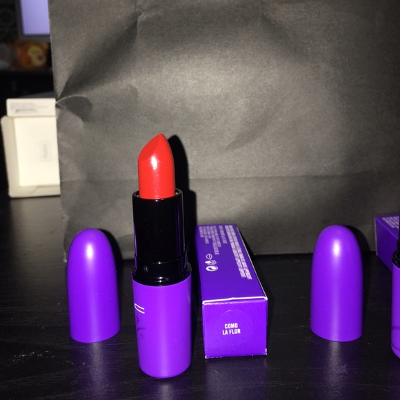 MAC Selena LIPSTICK in *Como La Flor* FREE GIFT!! - Picture 1 of 5