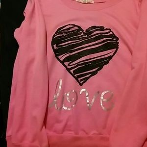 Cute sweatshirt, good for this fall!!