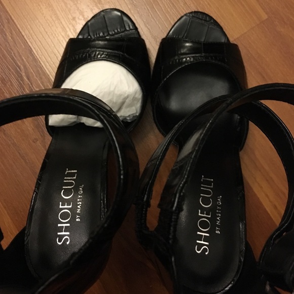 Black heels - Picture 3 of 4