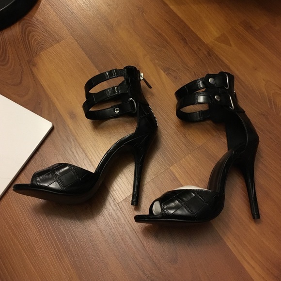 Black heels - Picture 2 of 4