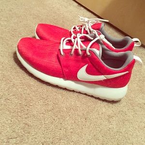 Red Roshes Size 5Y!